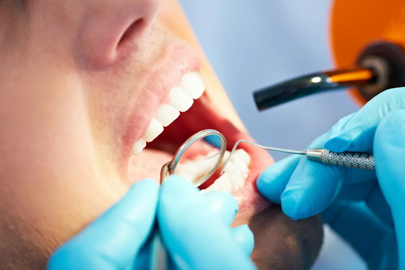 dentysta oglądający zęby