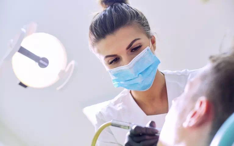 dentysta w niebieskiej masce